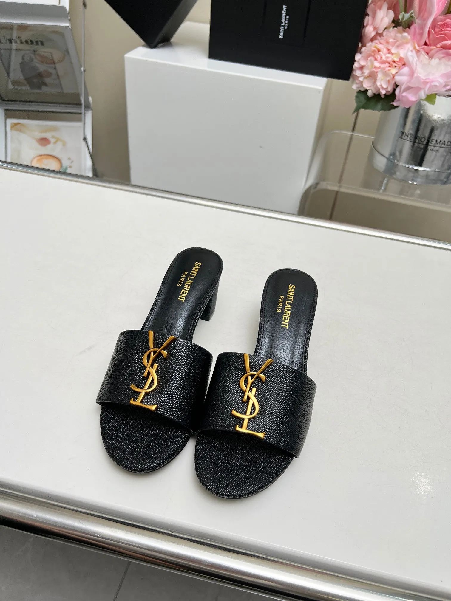 👟👟Ex-factory price 340👟👟 Genuine leather sole +30 Heel height: 5cm Fabric: Cow leather Pads: Sheep leather Size: 35-43 (42, 43 custom-made, non-returnable) [Saint Laurent] Saint Laurent 2024 counter synchronized new model, YSL-logo letter buckle decoration, high-quality and glamorous masterpiece, both temperament and fashion Classic and attractive design style, especially beautiful on the feet
